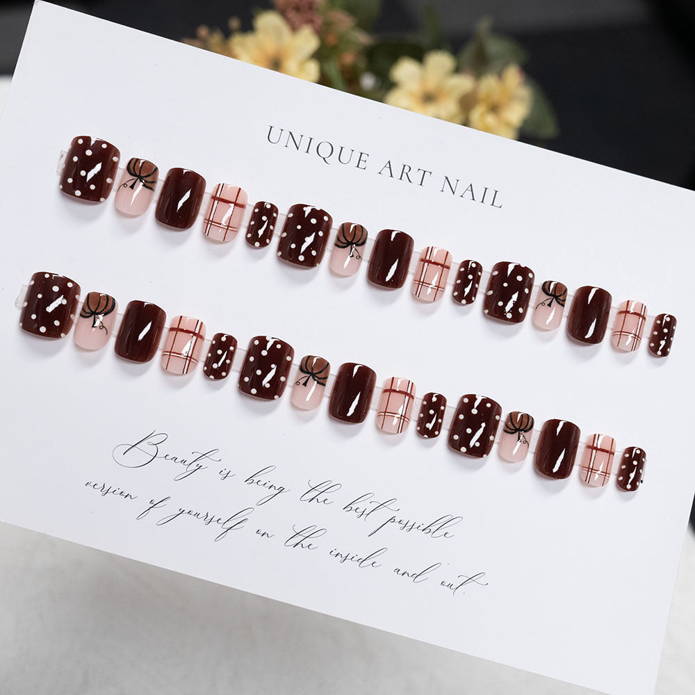 Dekoratives Nagelkunst-Set mit herbstlichen Designs