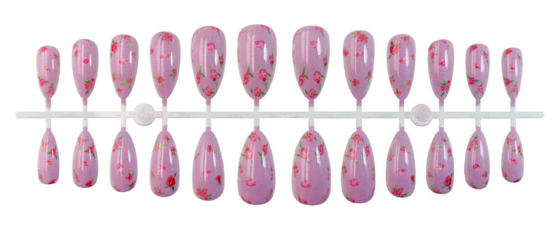 Kunstnagelset mit elegantem French-Tipp und schimmernden Akzenten Karnz