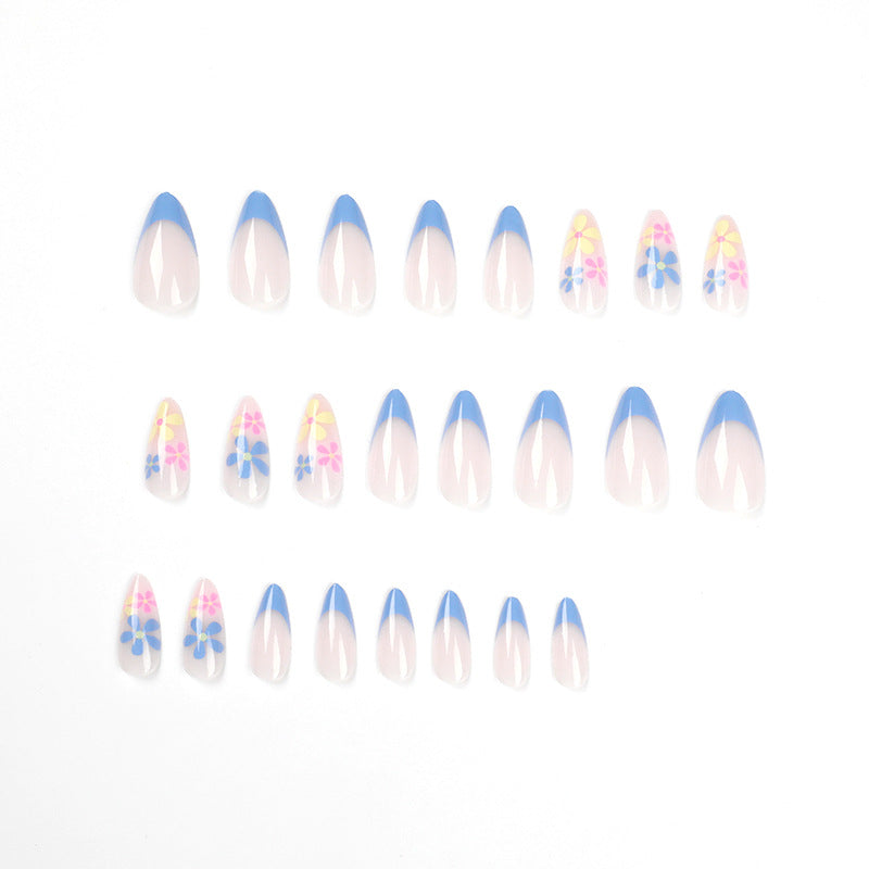 Künstliche Nailart mit floralem Design und Farbverlauf Karnz