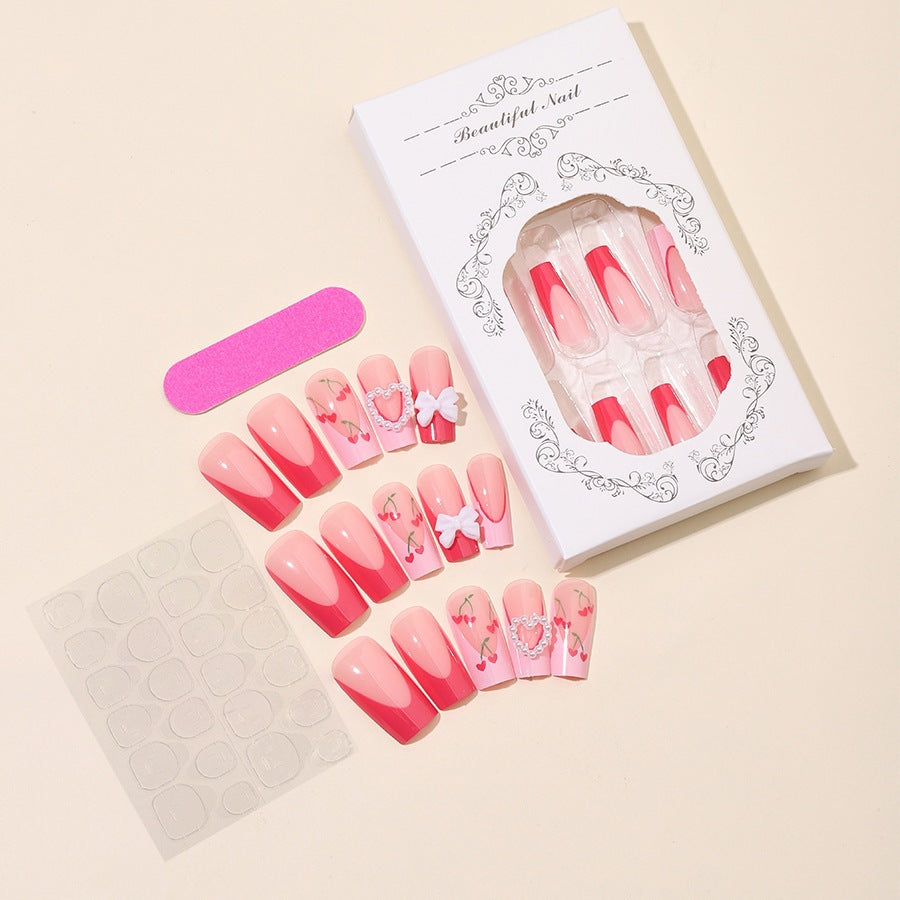 Kunstnagelset mit romantischen Kirschmotiven und eleganten Akzenten Karnz