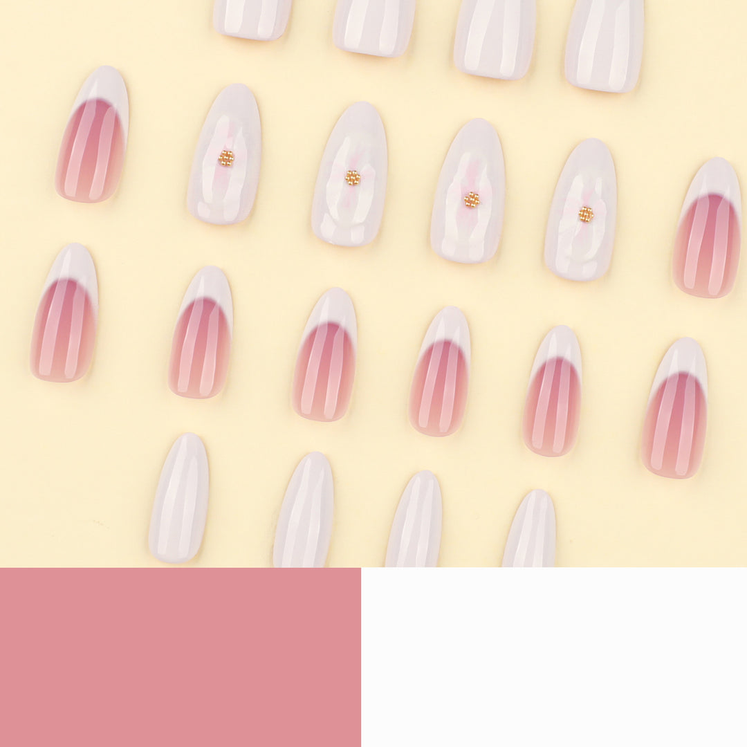 Kunstnägel mit Blumenakzenten und French-Tip Karnz
