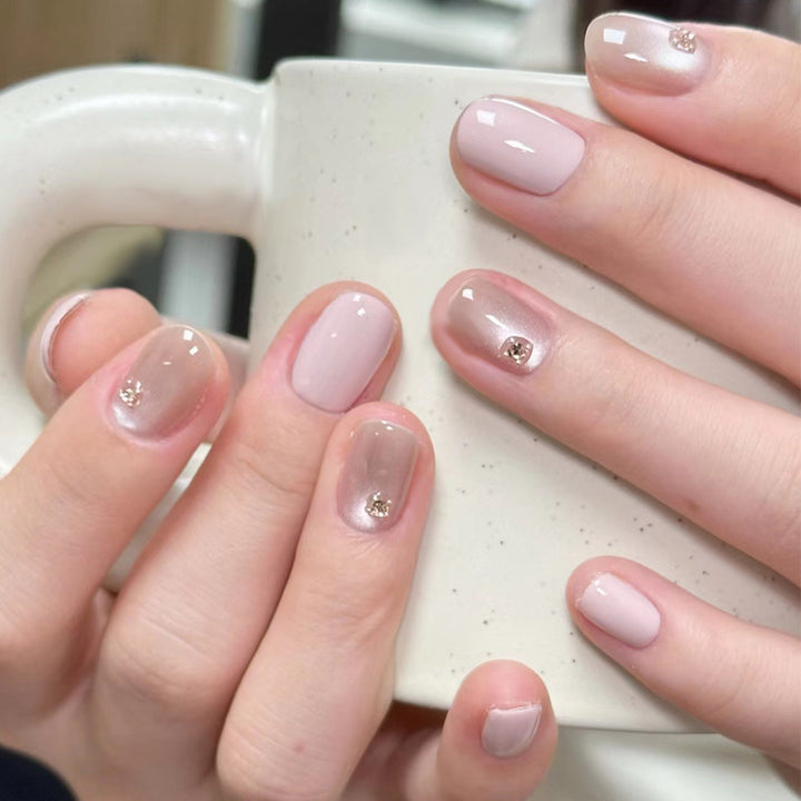 Elegantes Press-On-Nageldesign mit Strassakzenten Karnz