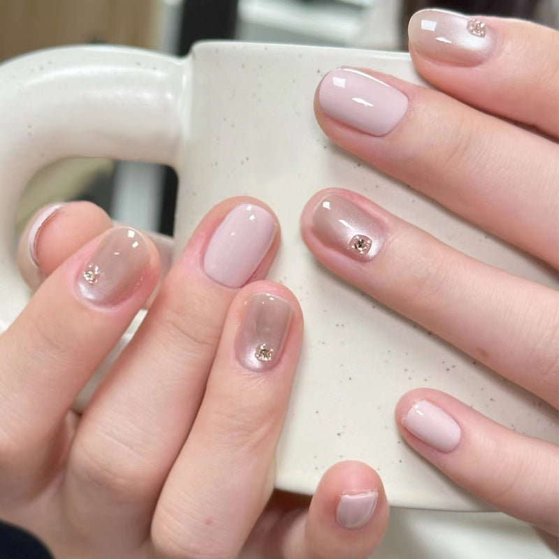 Elegante Druck-Nageltips mit goldenen Akzenten Karnz