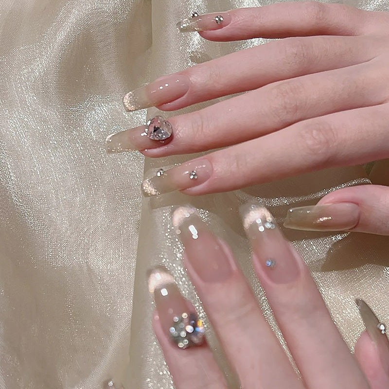 Kunstnagelset mit glamourösen Glitzerakzenten und eleganten Schmuckverzierungen Karnz