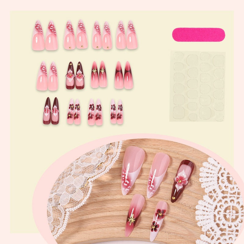 Kunstnagel-Set mit luxuriösen floralen Designs Karnz