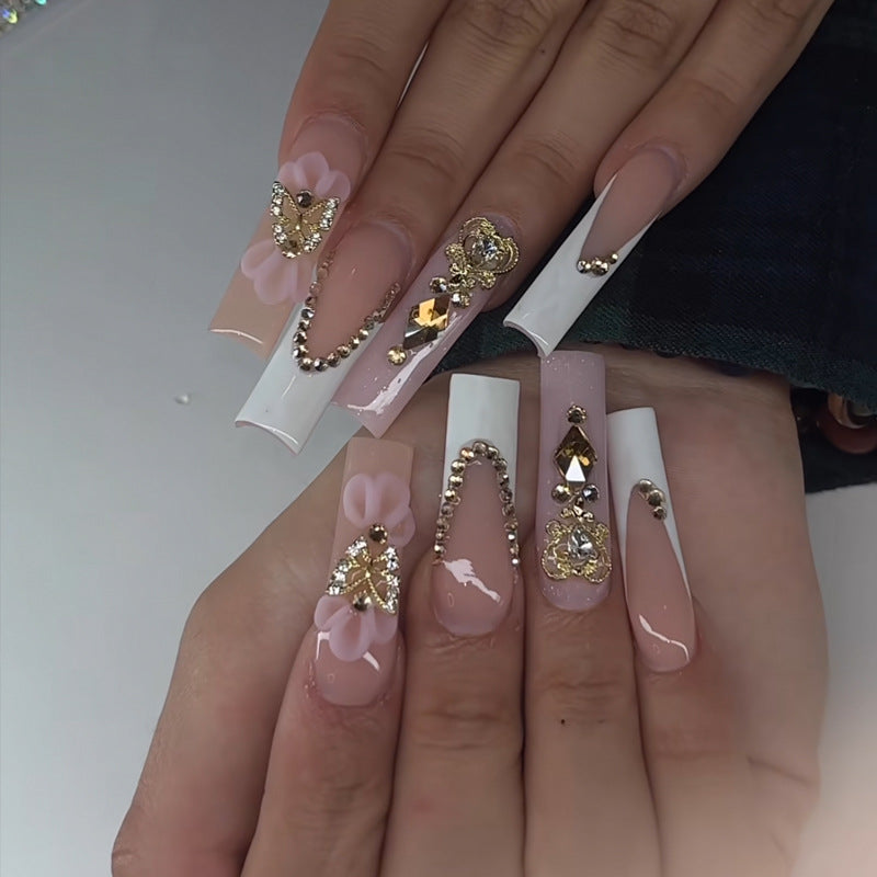 Elegante Stiletto Press-On Nagelkunst mit Strass-Akzenten Karnz