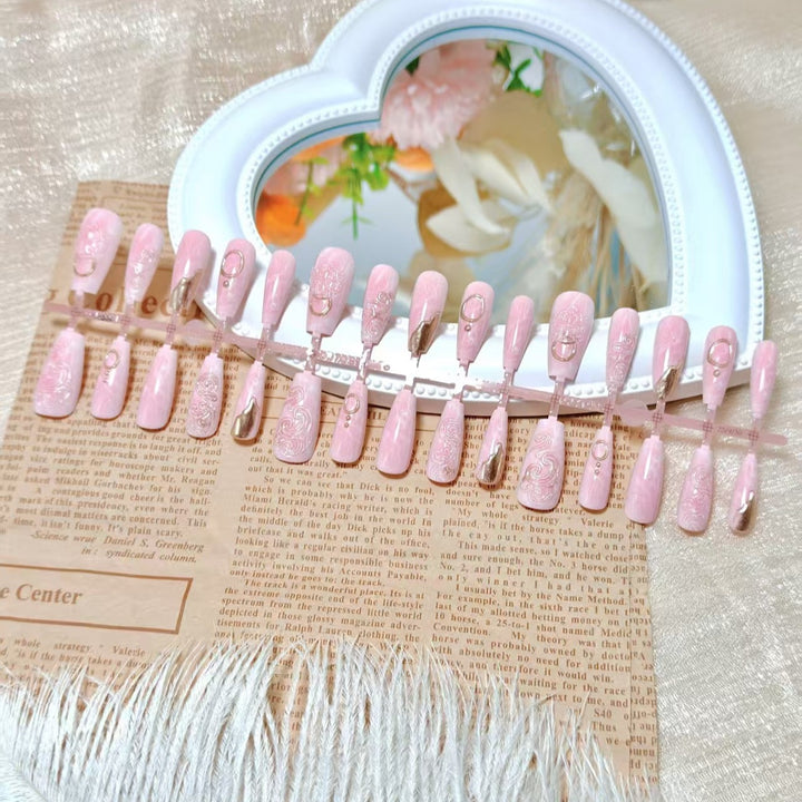 Kunstnägel mit eleganten Goldverzierungen Karnz