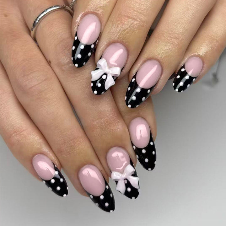 Kunstnagelset mit glamourösen Schwarz-Weiß-Punktakzenten Karnz
