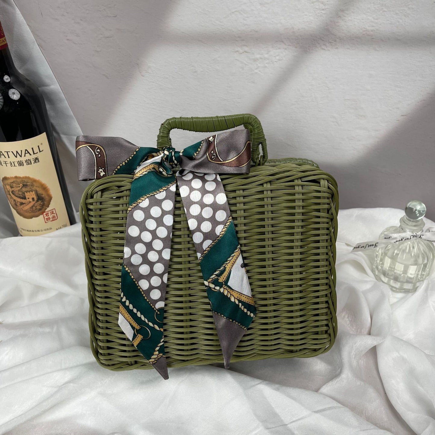 Damen geflochtener Handtasche mit dekorativem Seidenband Karnz