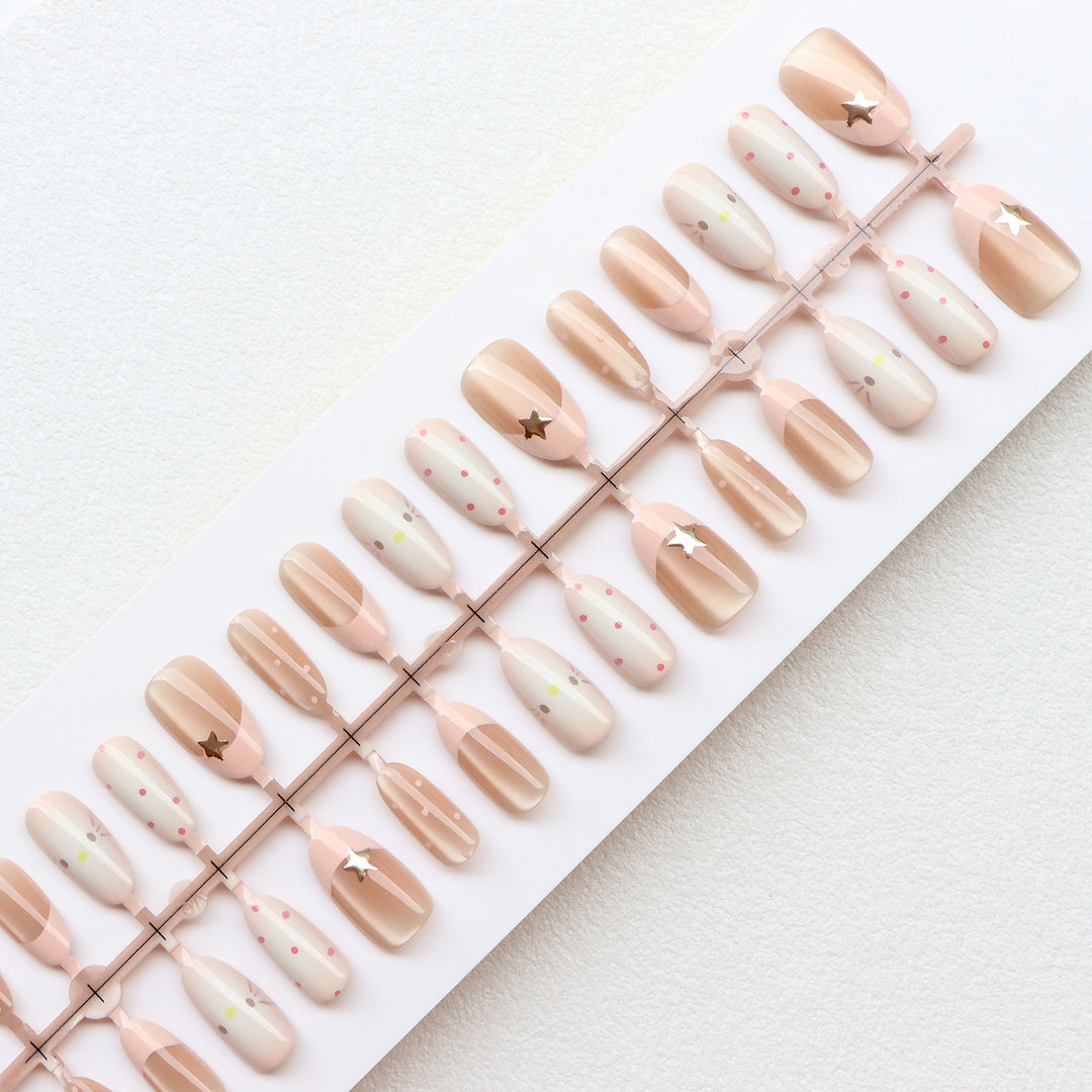 Elegantes Minimalistisches Press-On Nagelset Karnz