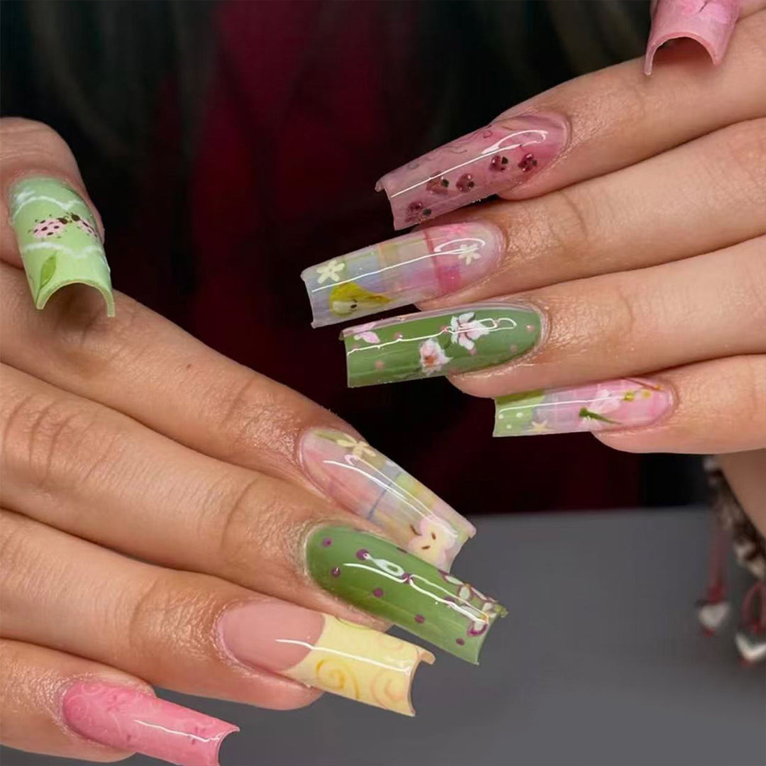 Moderner Kunstnagelset Karnz