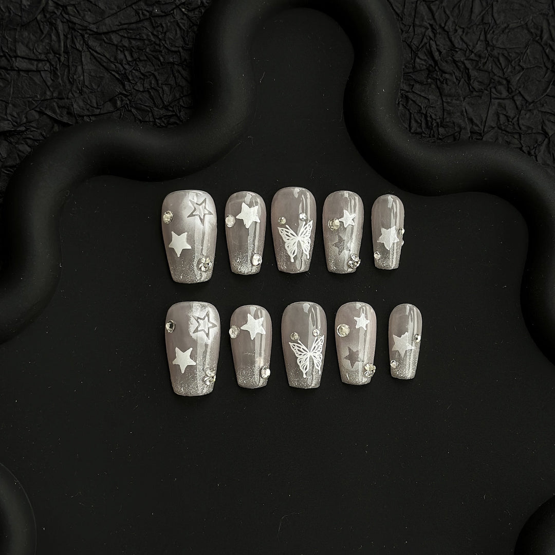 Dekoratives Press-On Nagelkunst Set mit luxuriösen Funkel-Akzenten