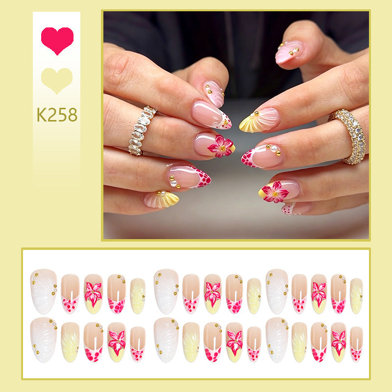 Kunstnagelset mit feinen Blumendetails Karnz