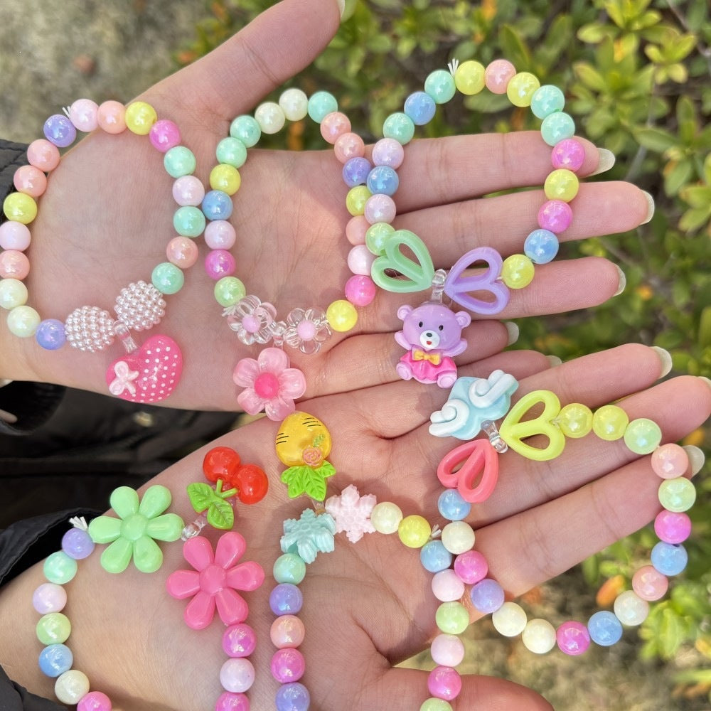 Buntes Armband mit Blumenanhängern Karnz