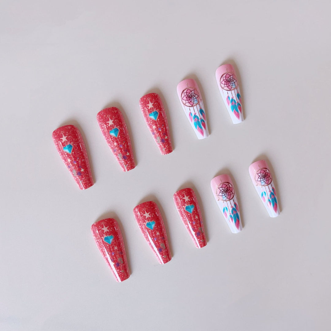 Kunstnagelset mit traumhaften 3D-Motiven und Glitzerakzenten Karnz