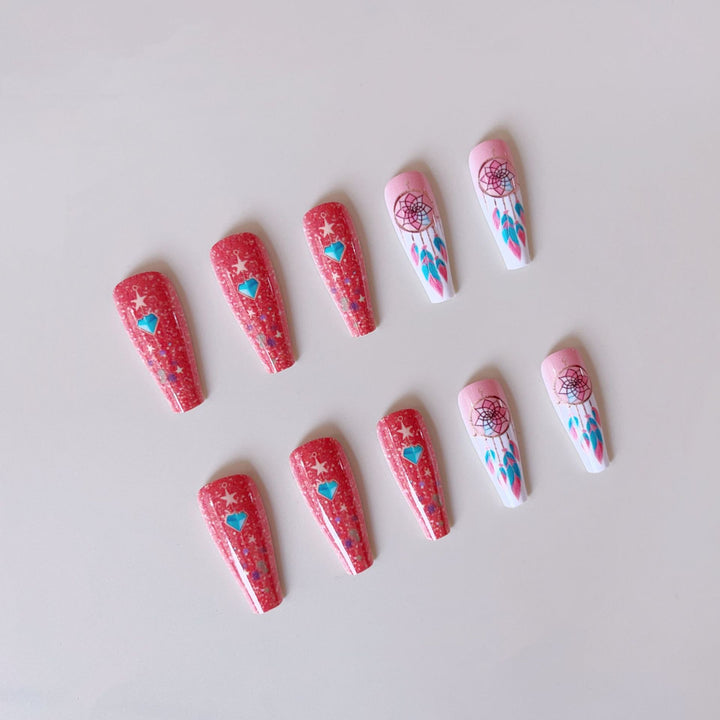 Kunstnagelset mit traumhaften 3D-Motiven und Glitzerakzenten Karnz