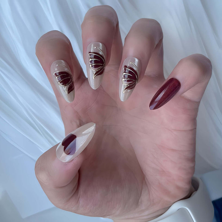 Künstlerisches Herz-akzentuiertes Press-On-Nagelset Karnz