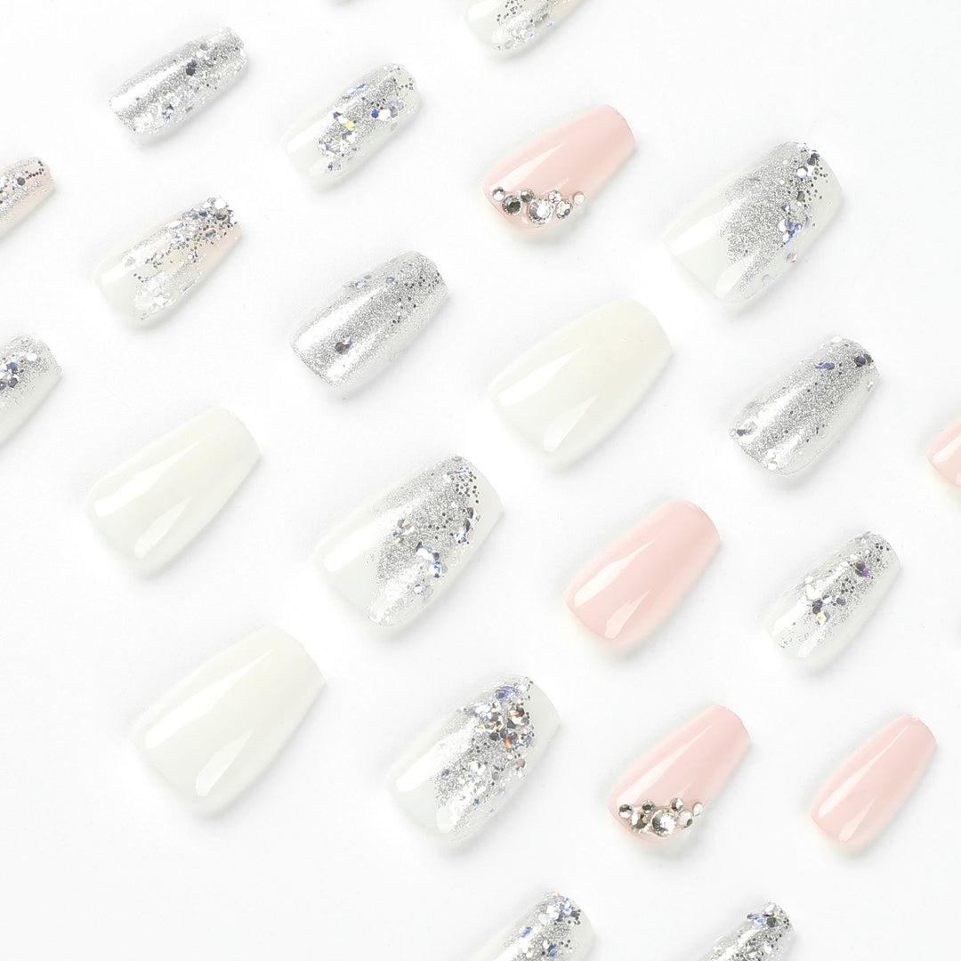 Elegante Nagelkunst mit Glitzerdetails Karnz