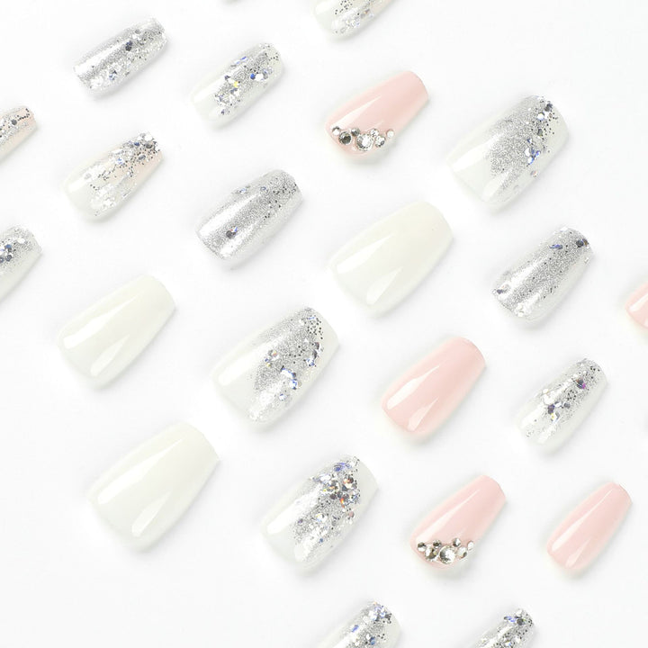 Elegante Nagelkunst mit Glitzerdetails Karnz