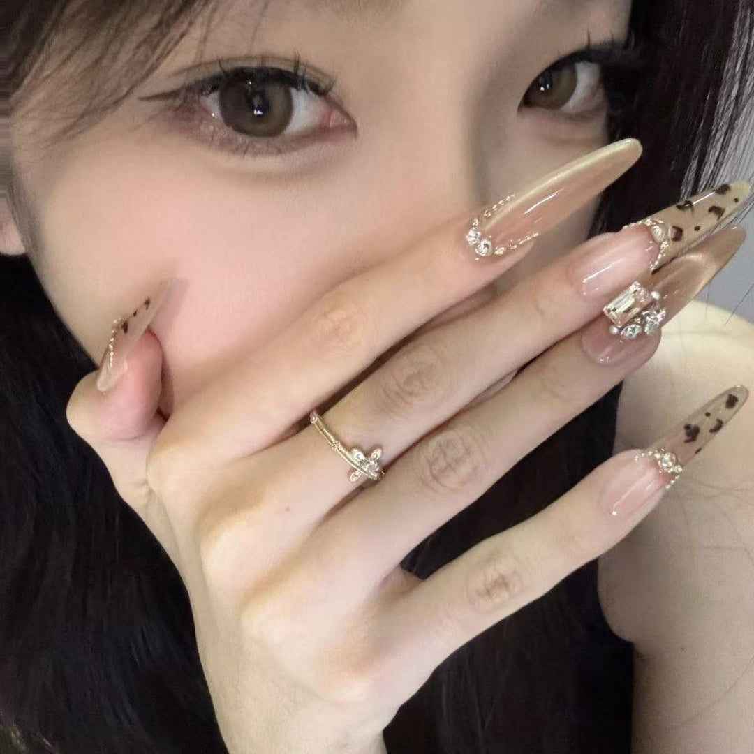 Künstlerische Stiletto Press-On Nagelkunst mit schimmernden Akzenten Karnz