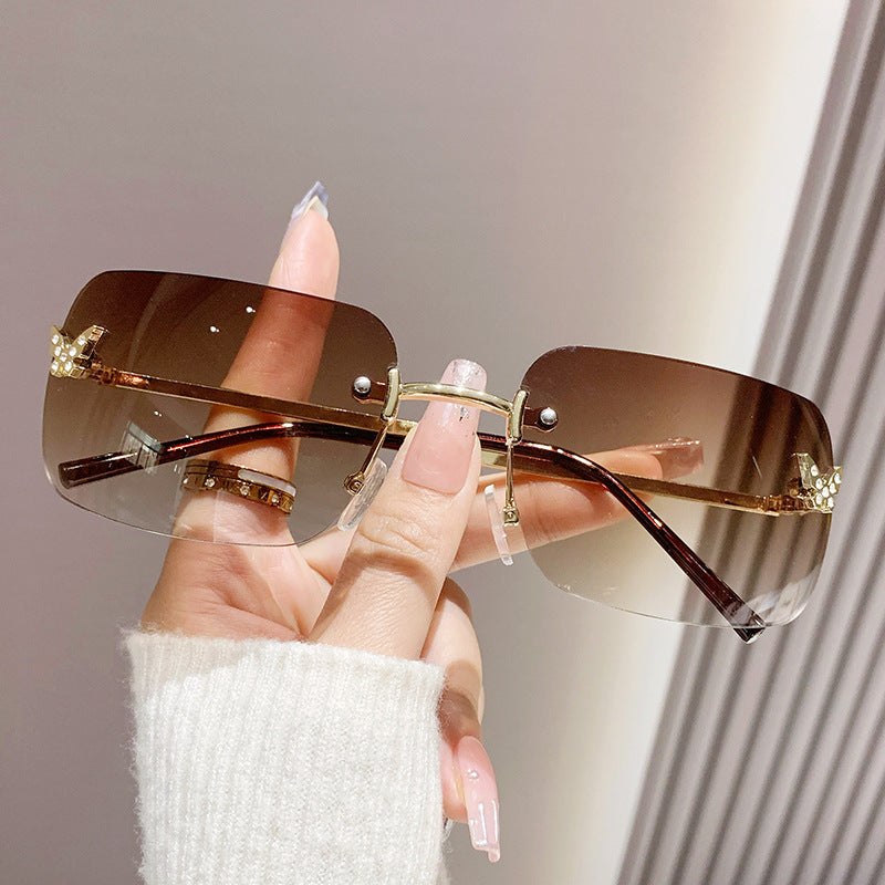 Damen Modische Sonnenbrille mit einzigartigem Rahmen und luxuriösen Akzenten Karnz
