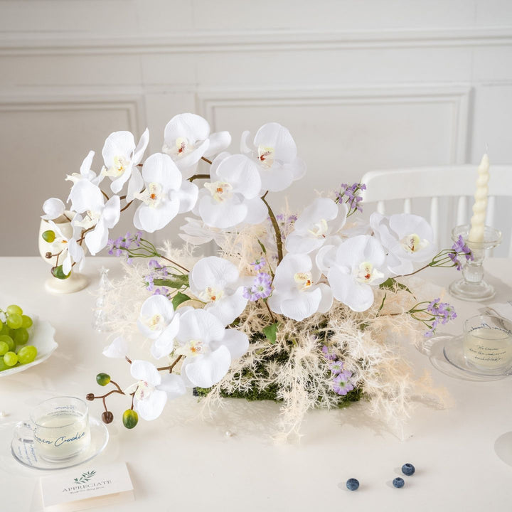 Lebensechte Orchideen Blumenarrangement