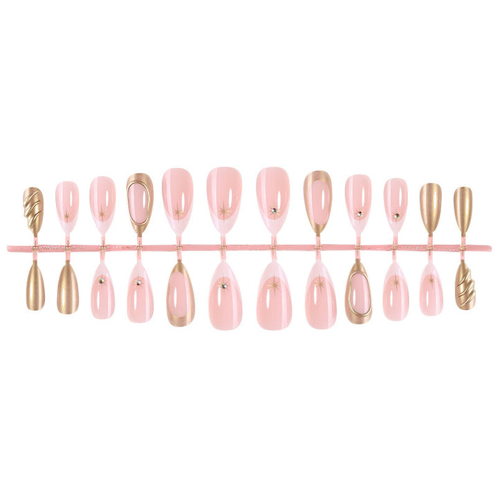 Elegantes Kunstnagelset mit goldenen Akzenten Karnz