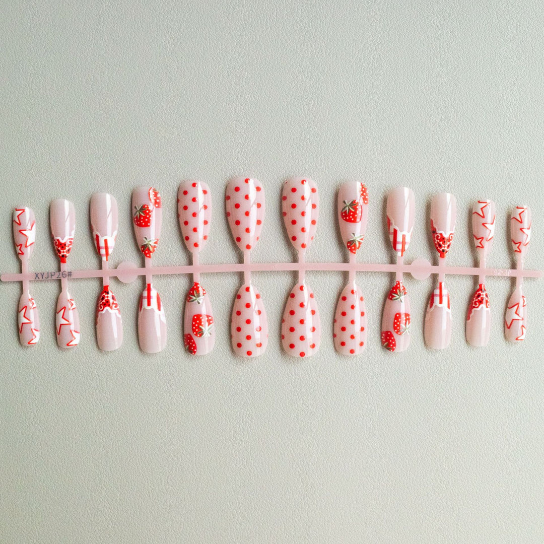 Kreatives Erdbeer-Gel-Nagelset