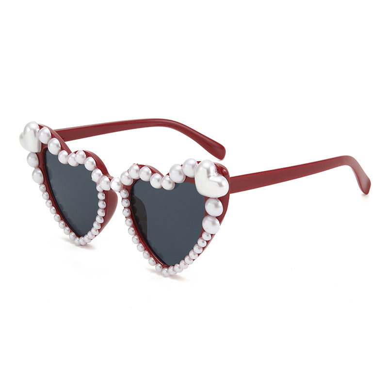 Herzförmige, mit Perlen akzentuierte Sonnenbrille