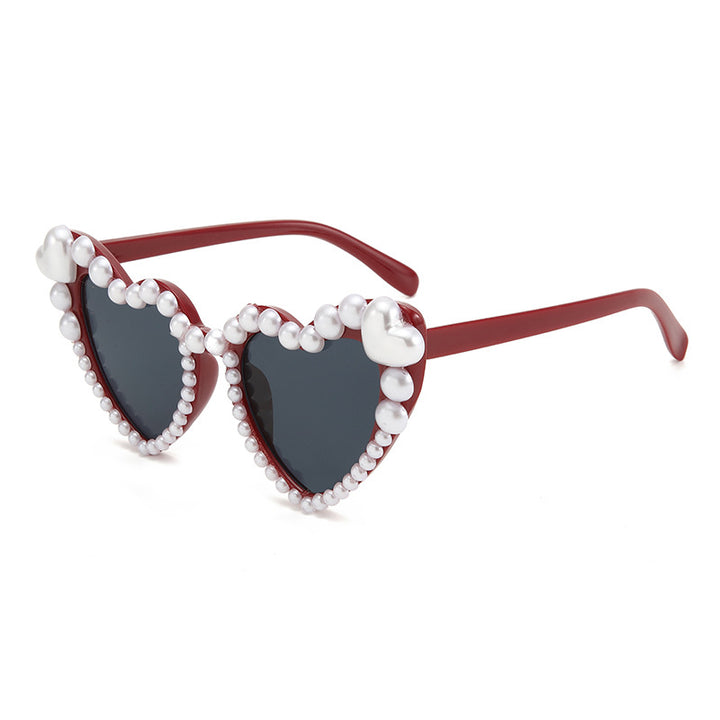 Herzförmige, mit Perlen akzentuierte Sonnenbrille