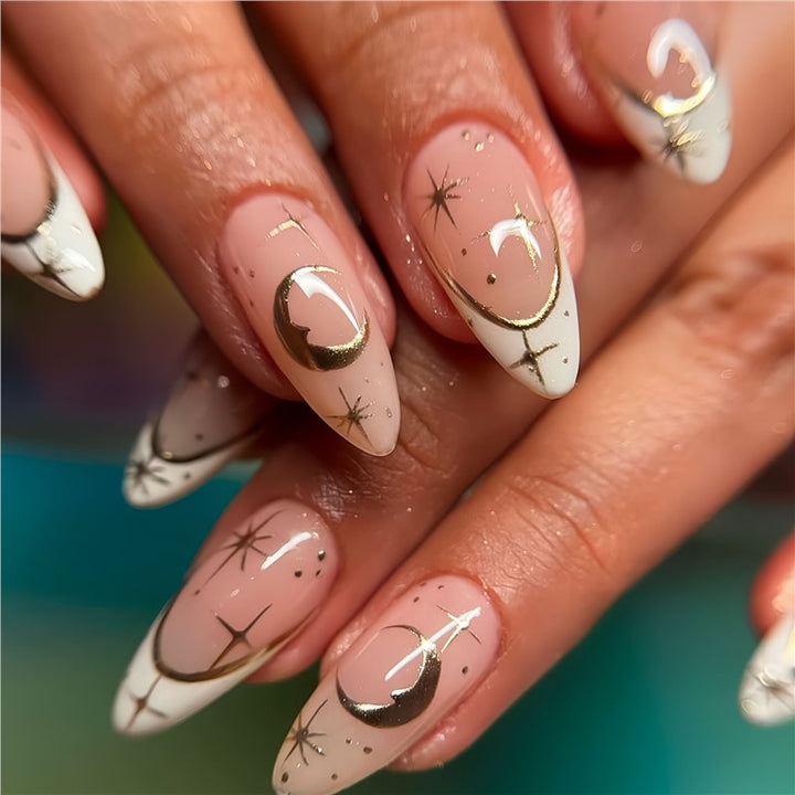 Künstlerisches Stiletto Press-On Nageldesign mit goldenen Akzenten Karnz
