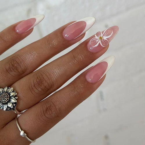 Künstlerische florale Nagelkunstverzierungen Karnz