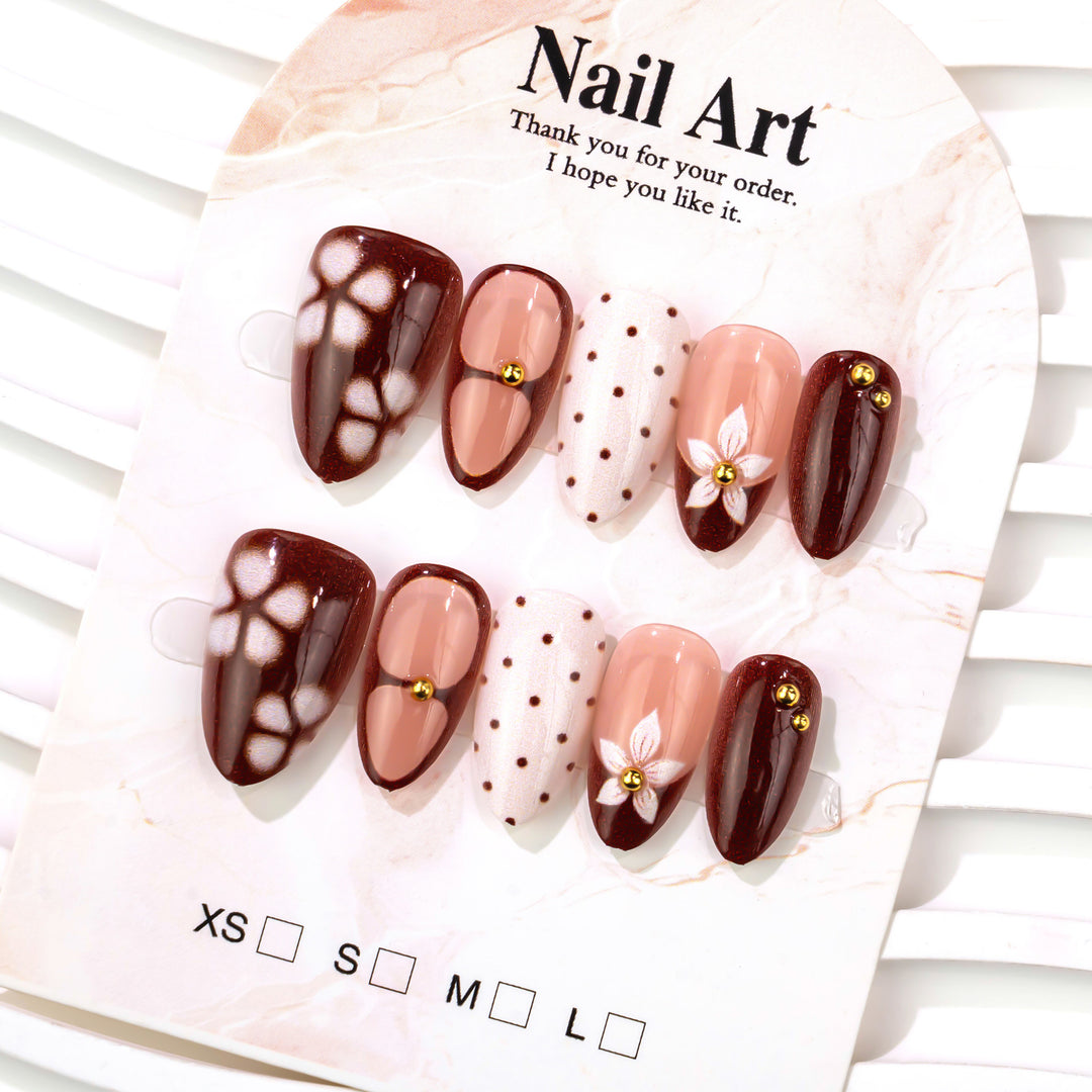 Dekorative Press-On Nagelkunstset mit floralen Akzenten