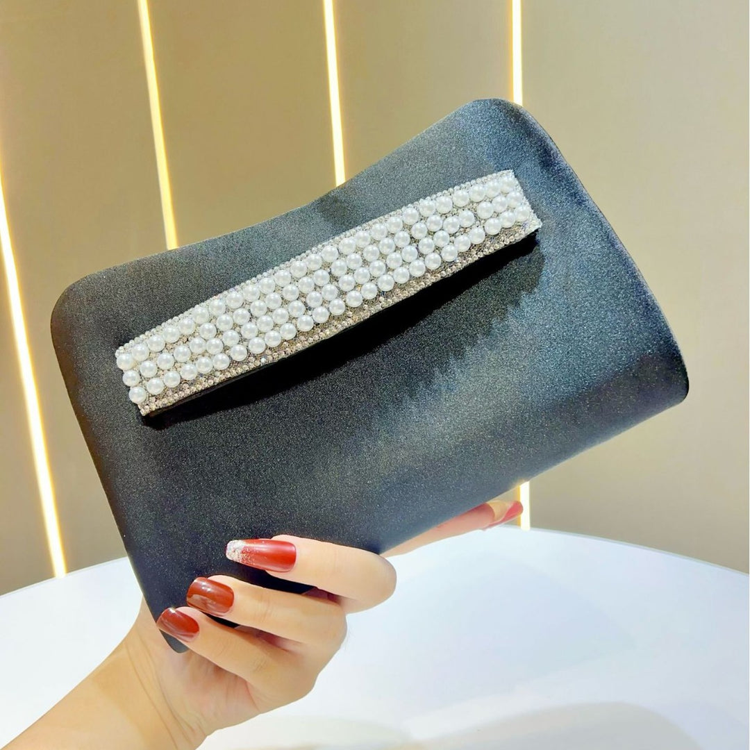 Perlenakzentierte Abend-Clutch