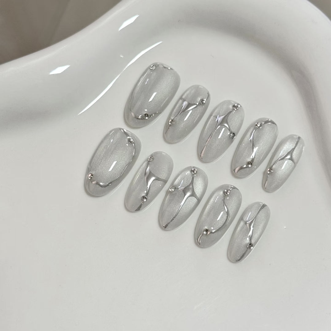 Elegantes Press-On-Nagelkunst-Set mit Metallakzenten