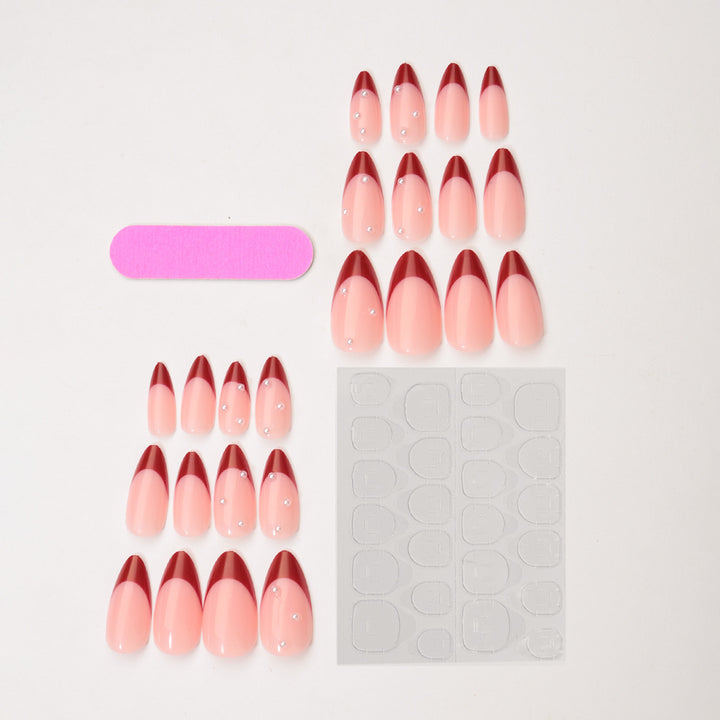 Kunstnagelset mit glamourösen Akzenten und eleganten Spitzen Karnz