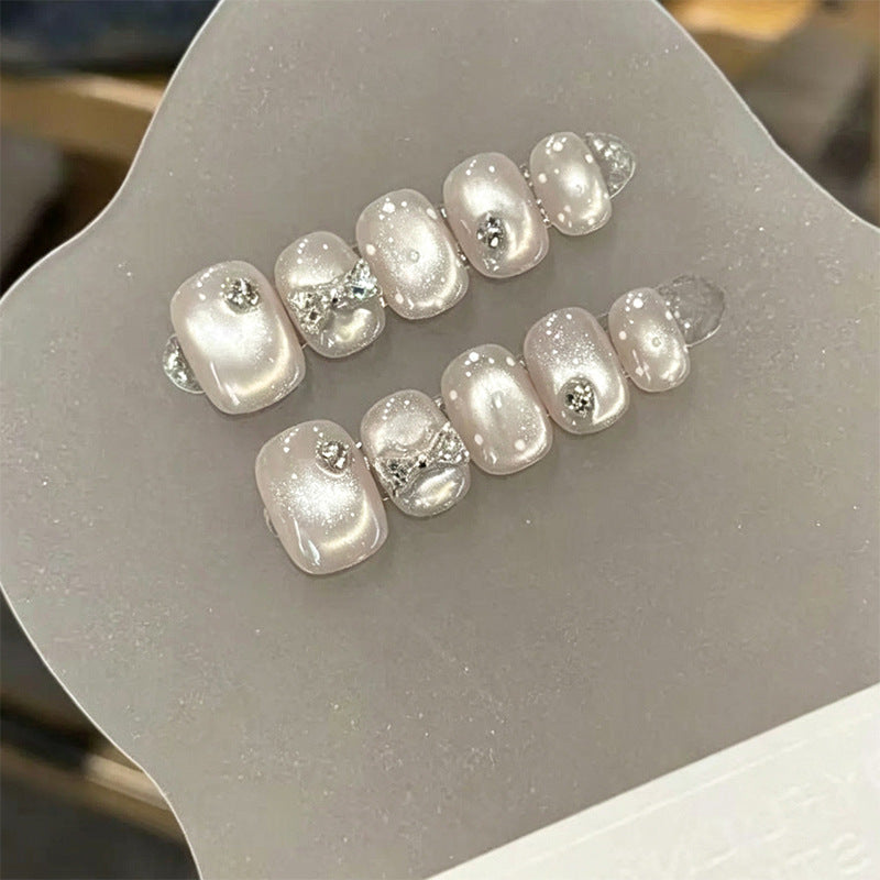 Kunstnagelset mit eleganten Glitzer- und Kristallverzierungen Karnz