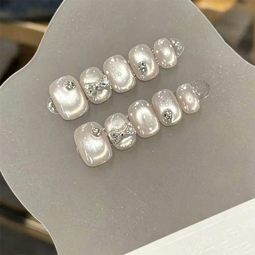 Kunstnagelset mit eleganten Glitzer- und Kristallverzierungen Karnz
