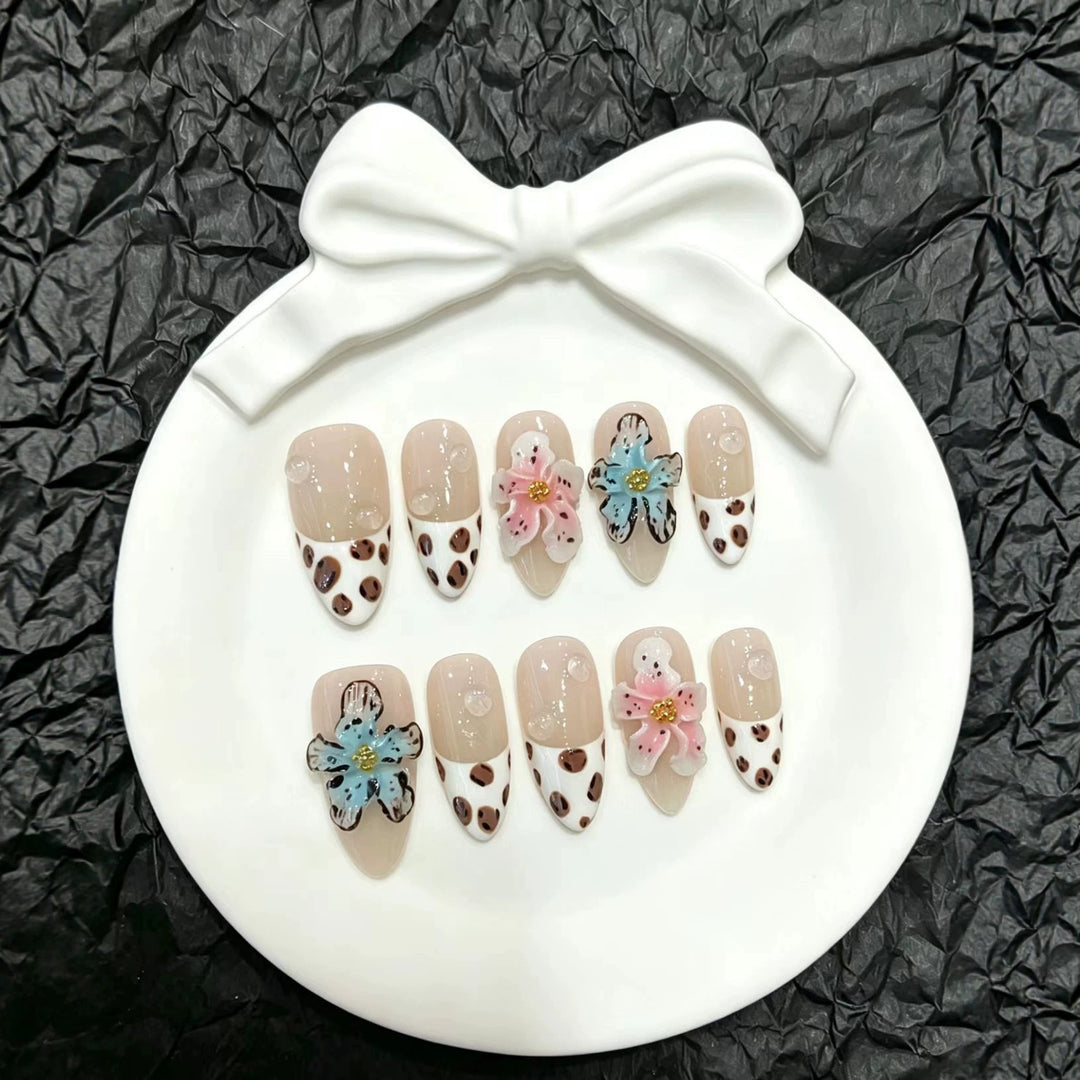 Künstlerisches Press-On-Nagelset mit floralem und tierischem Akzent