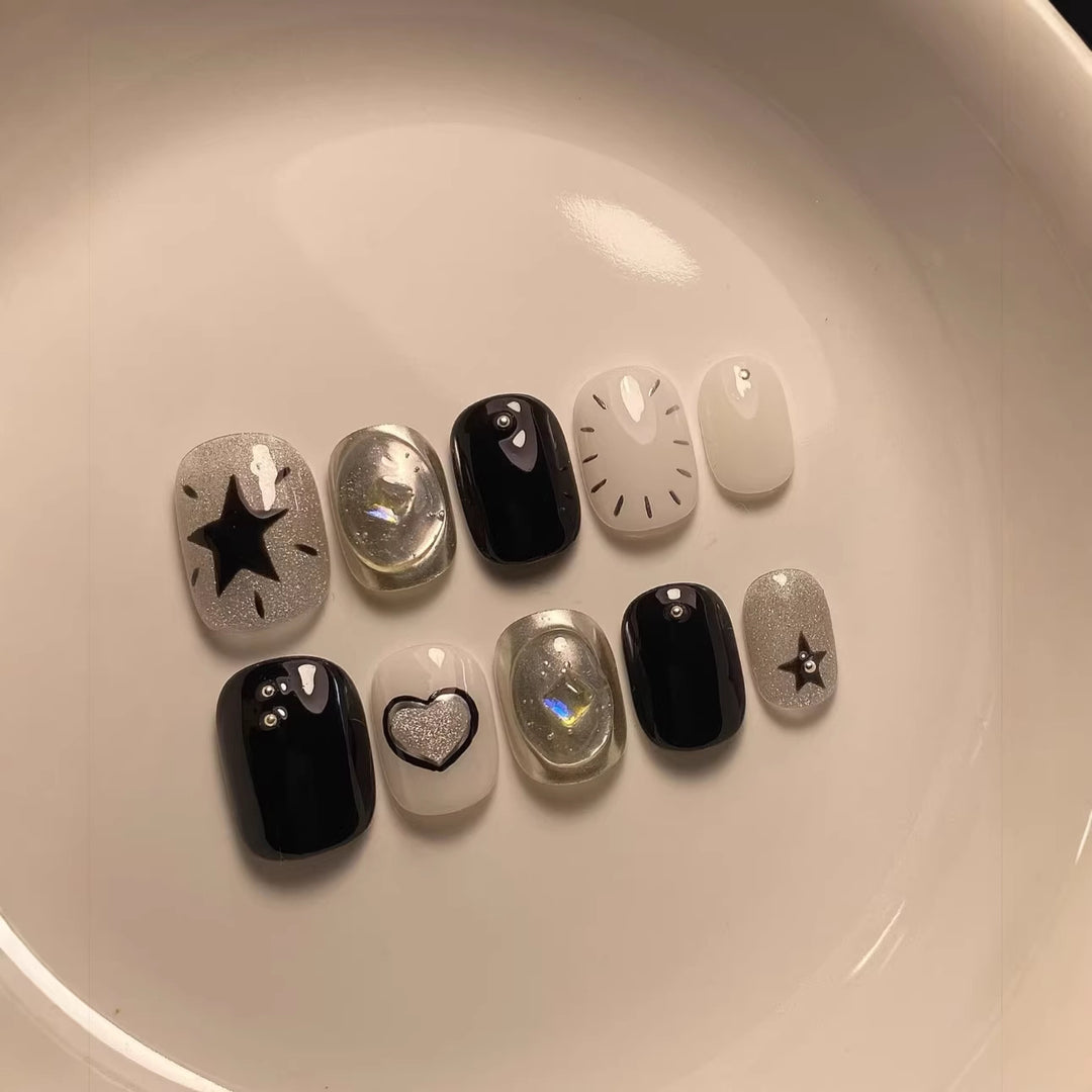 Künstlerisches Press-On Nagelkunst Set mit glamourösen Stern- und Herzdesigns