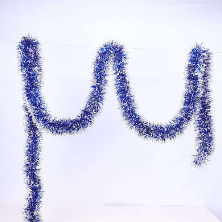 Glitzernde Weihnachtsgirlande mit Schneeflockenmotiven