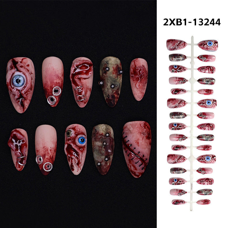 Kreatives Kunstnagelset mit künstlerischen Akzenten und funkelnden Details Karnz