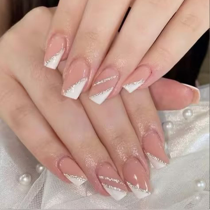 Elegante French Tip Stiletto Press-On Nägel mit Glitzerakzenten Karnz