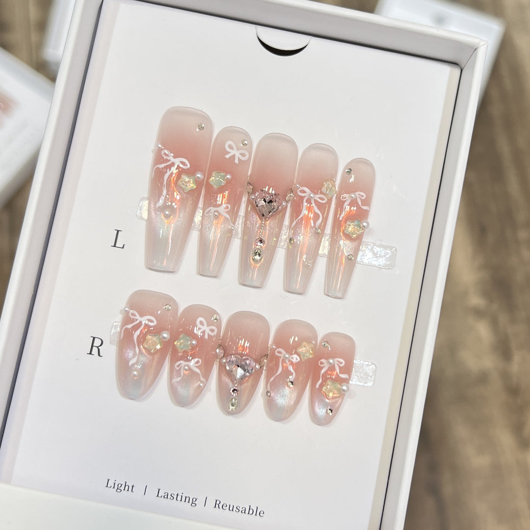 Elegantes Press-On Nagelkunstset mit schickem Band und Edelsteinen Akzenten Karnz
