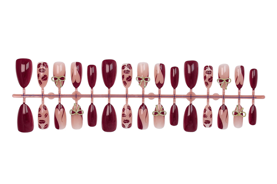 Kunstnagelset mit eleganten Schleifen- und Kussmund-Designs Karnz