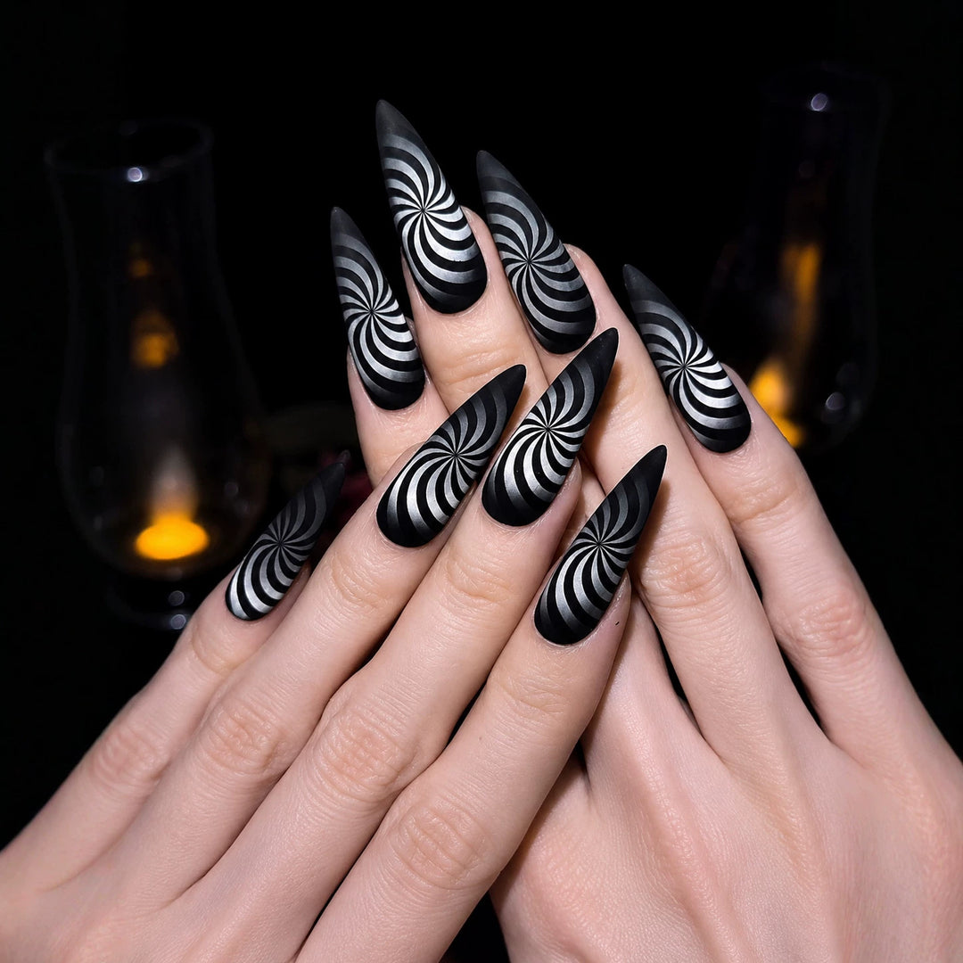 Künstlerisches Spiralmuster Nagelverlängerungen Karnz