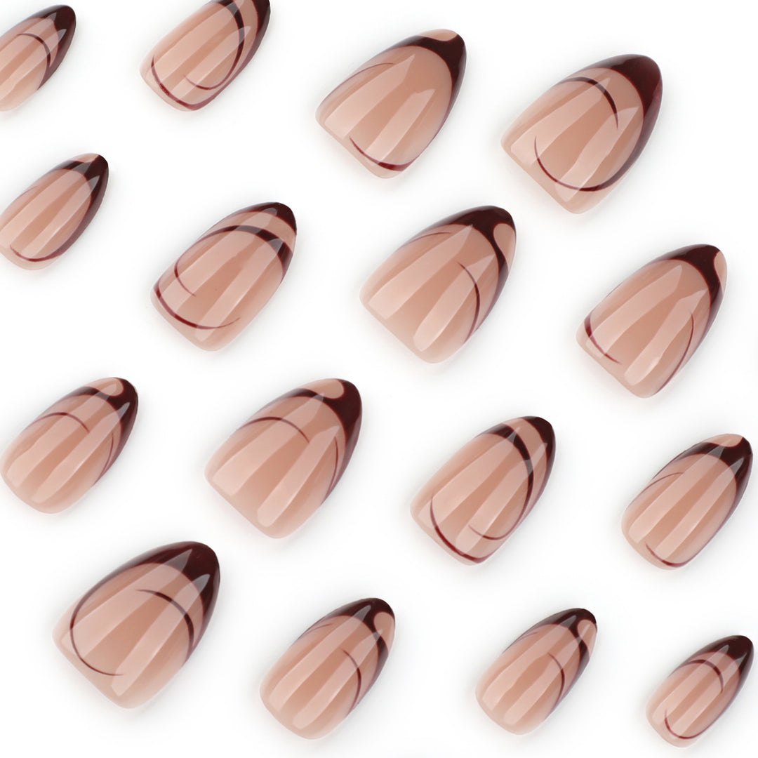 Elegante Nagelkunst mit filigranen Linien und Glitzerakzenten Karnz