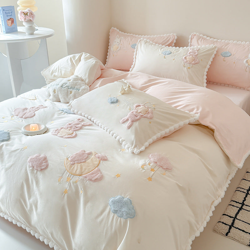 Bestickte Cloud und Bunny Baumwoll Bettbezugset mit Pom-Pom-Bordüre und Kissenbezügen
