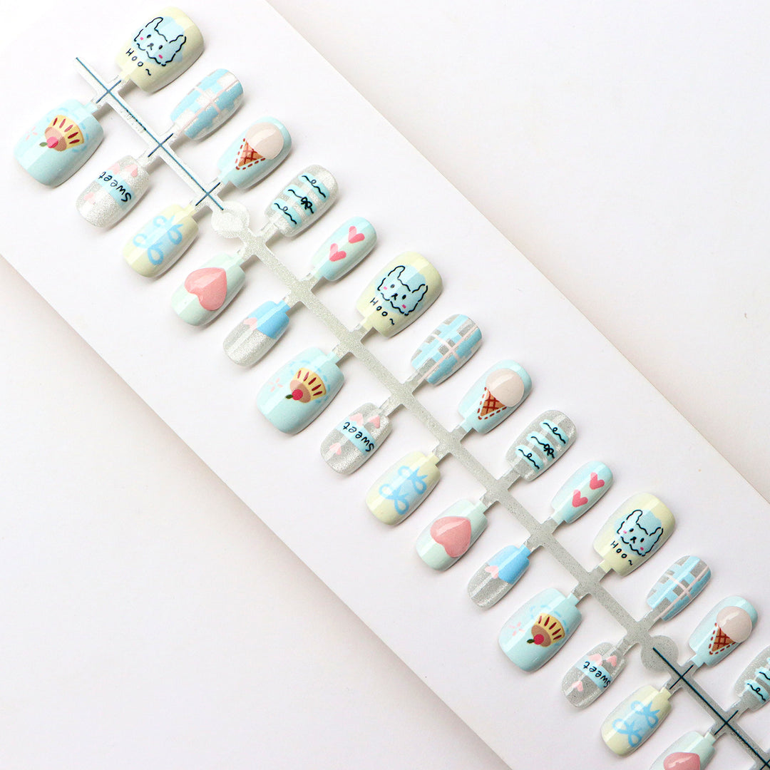 Verspieltes, vom Cartoon inspiriertes Press-On-Nagelset