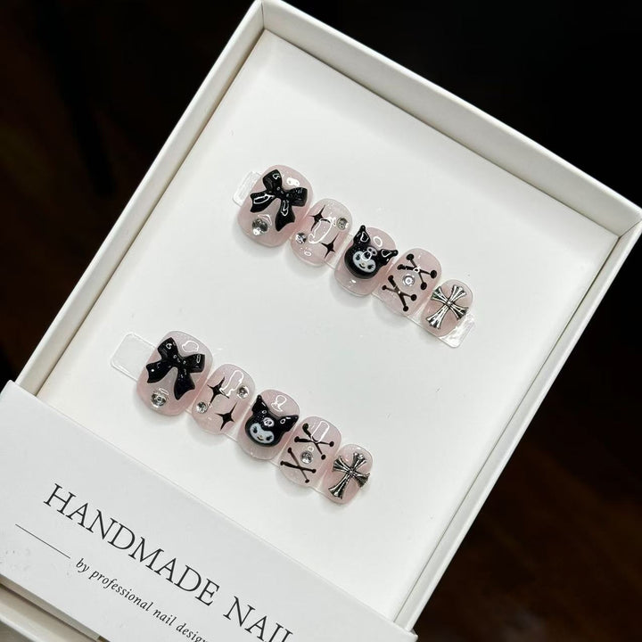 Handgemachtes dekoratives Druck-on-Nageldesign-Set mit Schleifen- und Totenkopf-Designs